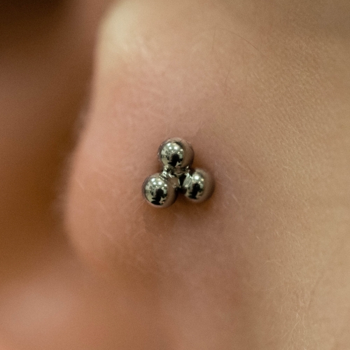 3 drobne kuleczki piramida - tytanowe labret. Kolczyk do piercingu ucha - helix, lobe, tragus, nosa - nostril.