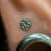 Młotkowany dysk / księżyc w pełni - tytanowy labret. Kolczyk idealny do piercingu ucha - upper lobe, helix, flat, tragus, conch.