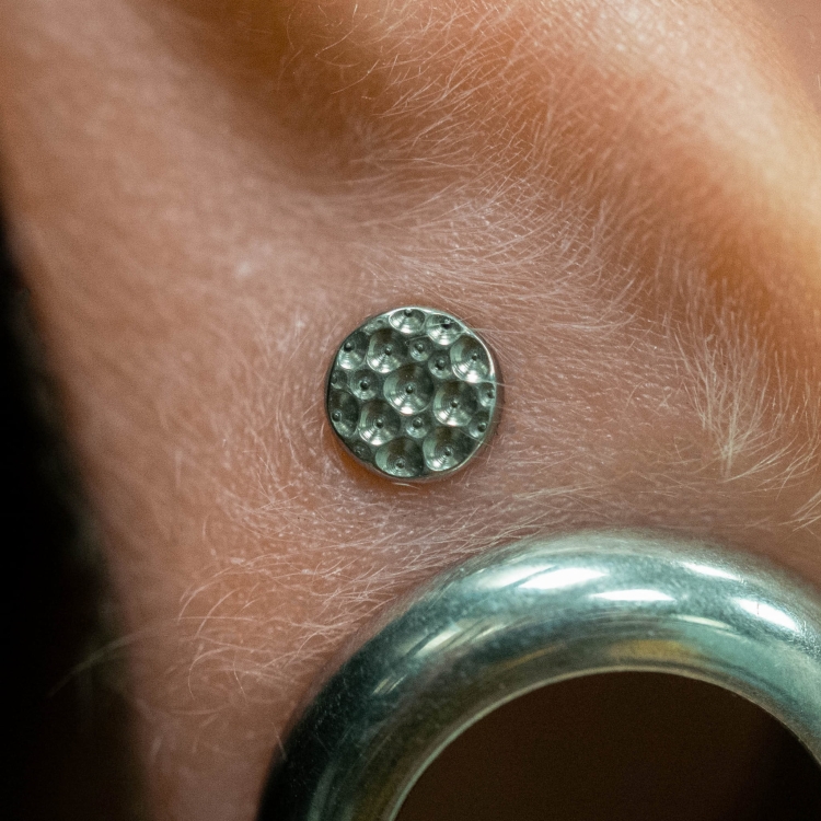 Młotkowany dysk / księżyc w pełni - tytanowy labret. Kolczyk idealny do piercingu ucha - upper lobe, helix, flat, tragus, conch.