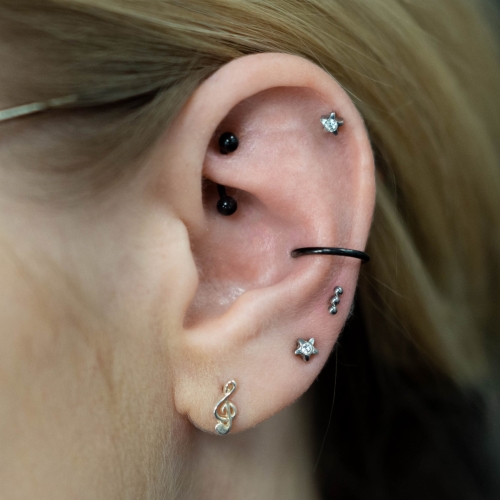 3 kuleczki w pionie - tytanowy labret do piercingu ucha lobe, helix.