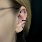 3 kuleczki w pionie - tytanowy labret do piercingu ucha lobe, helix.