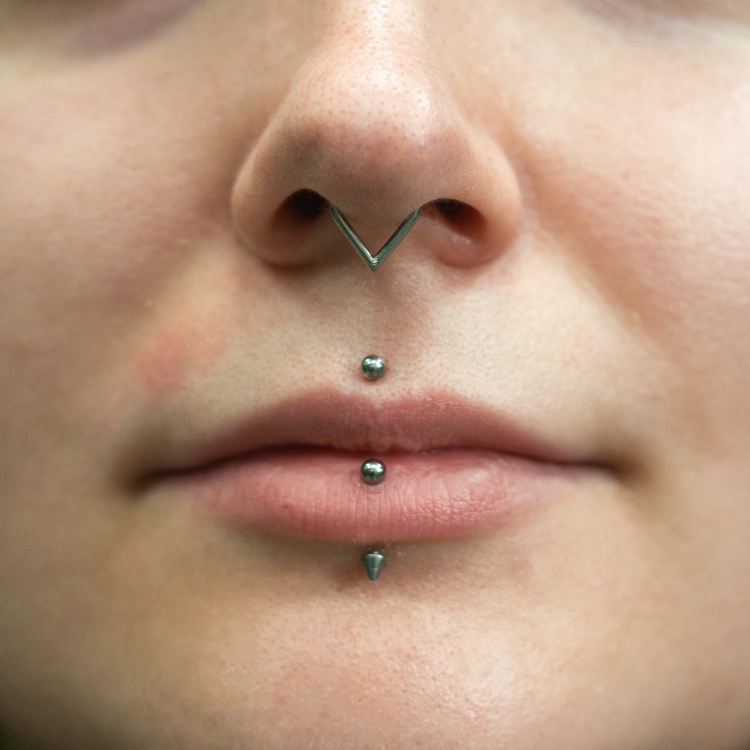 Tytanowy clicker łza do septum lub daith piercing w rozmiarze 1,2/8