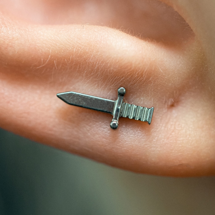 Sztylet miecz tytanowy ozdobny labret biżuteria kolczyk helix upper lobe