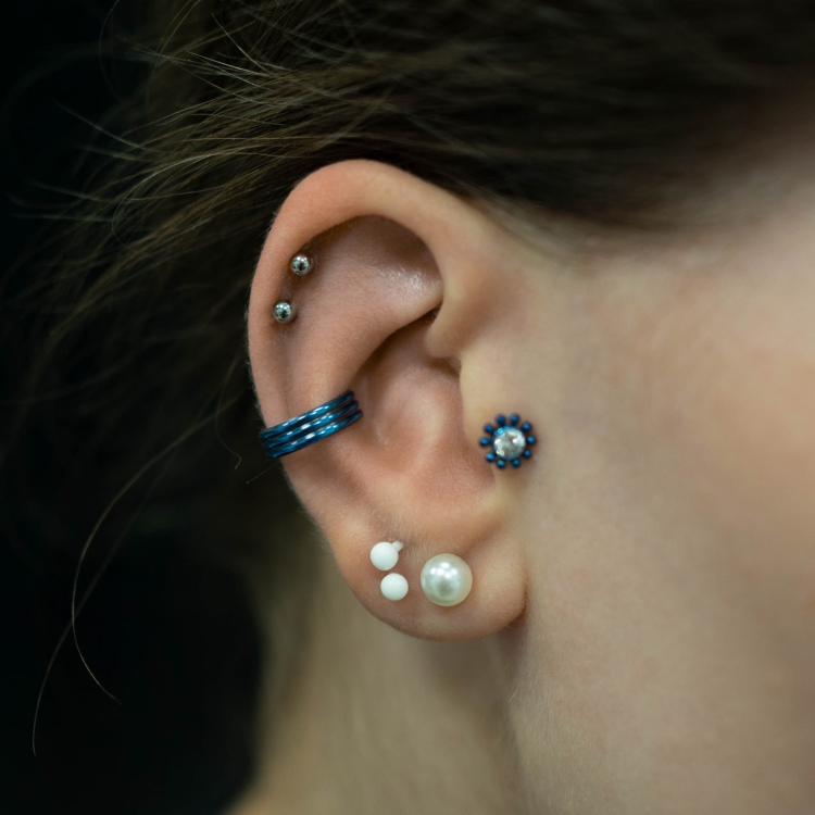 Clicker kółko potrójna obręcz tytan kolczyk biżuteria ozdobna idealna do concha niebieski. anodyzacja