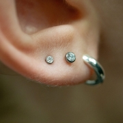 Klasyczny biały kryształ do labreta z gwintem wewnętrznym tytanowy ozdobny labret do piercingu na uchu upper lobe