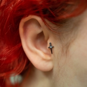 Sztylet z kryształem - tytanowy ozdobny labret. Kolczyk do piercingu stylizacji ucha. Biżuteria do przekłucia conch flat helix lobe tragus czarny