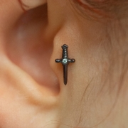 Sztylet z kryształem - tytanowy ozdobny labret. Kolczyk do piercingu stylizacji ucha. Biżuteria do przekłucia conch flat helix lobe tragus
