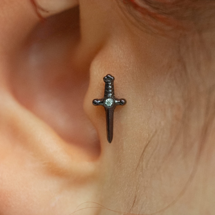 Sztylet z kryształem - tytanowy ozdobny labret. Kolczyk do piercingu stylizacji ucha. Biżuteria do przekłucia conch flat helix lobe tragus