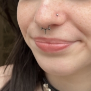 Tytanowy clicker ze stożkami/kolcami/ćwiekami do przekłucia septum lub daith, dostępny w rozmiarze 1,2/8 i 1,2/10