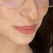 Tytanowy clicker łza anodowany na kolor złoty do septum lub daith piercing w rozmiarze 1,2/10