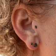 Tytanowy labret zielona kryształowa łezka do piercingu ucha