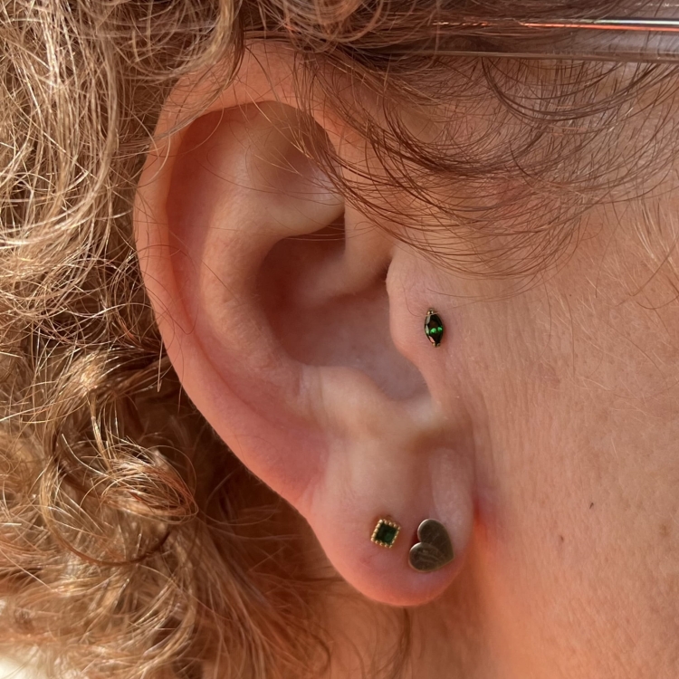 Tytanowy labret zielona kryształowa łezka do piercingu ucha