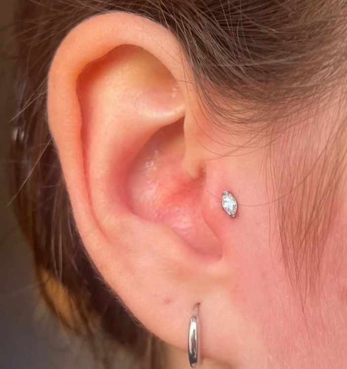 Tytanowy labret biała kryształowa łezka do piercingu ucha