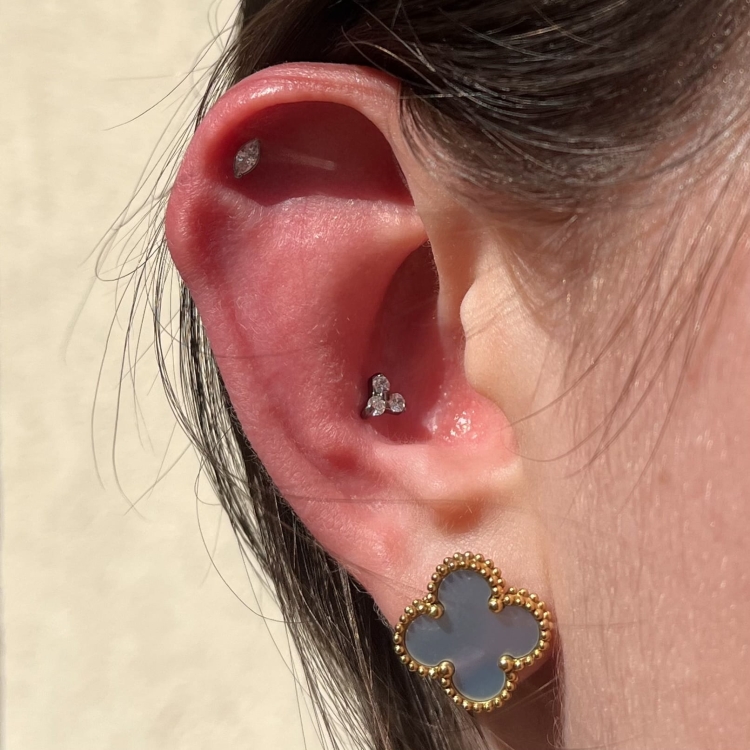 Tytanowy labret biała kryształowa łezka do piercingu ucha