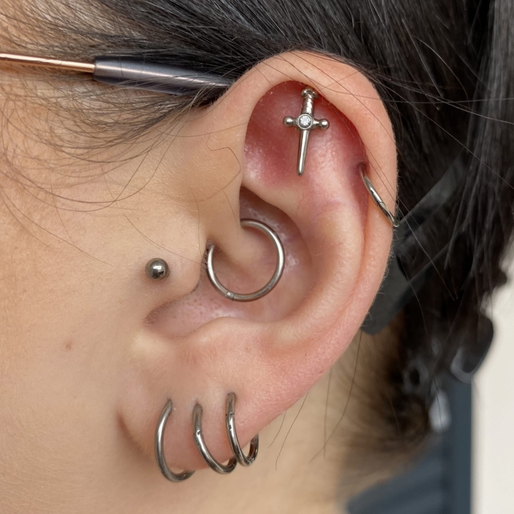 Sztylet z kryształem - tytanowy ozdobny labret. Kolczyk do piercingu stylizacji ucha. Biżuteria do przekłucia conch flat helix lobe