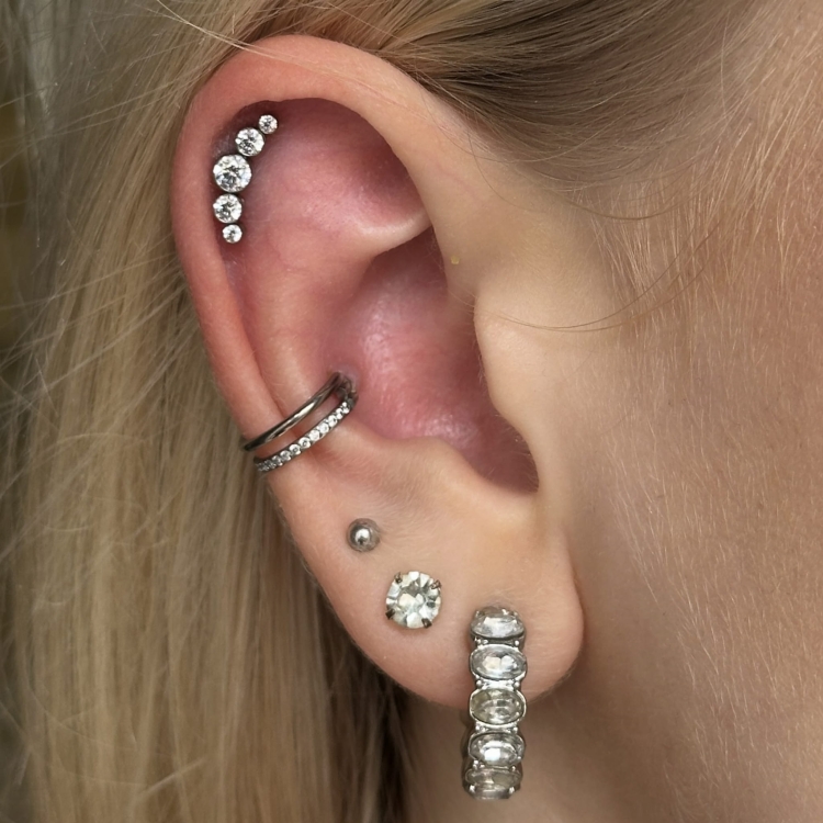 Cluster z 5 okrągłymi kryształami - tytanowy ozdobny labret. Zagięty kolczyk do piercingu ucha - helix, flat, conch.