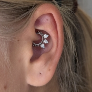 Clicker kółko z  białymi dużymi kryształami i małymi kuleczkami tytan w przekłuciu daith