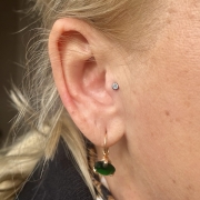 Klasyczny biały kryształ w kielichu nakrętka z gwintem wewnętrznym, labret ozdobny, kolczyk idealny do tragus, flat, conch, lobe i innych przekłuć ucha.