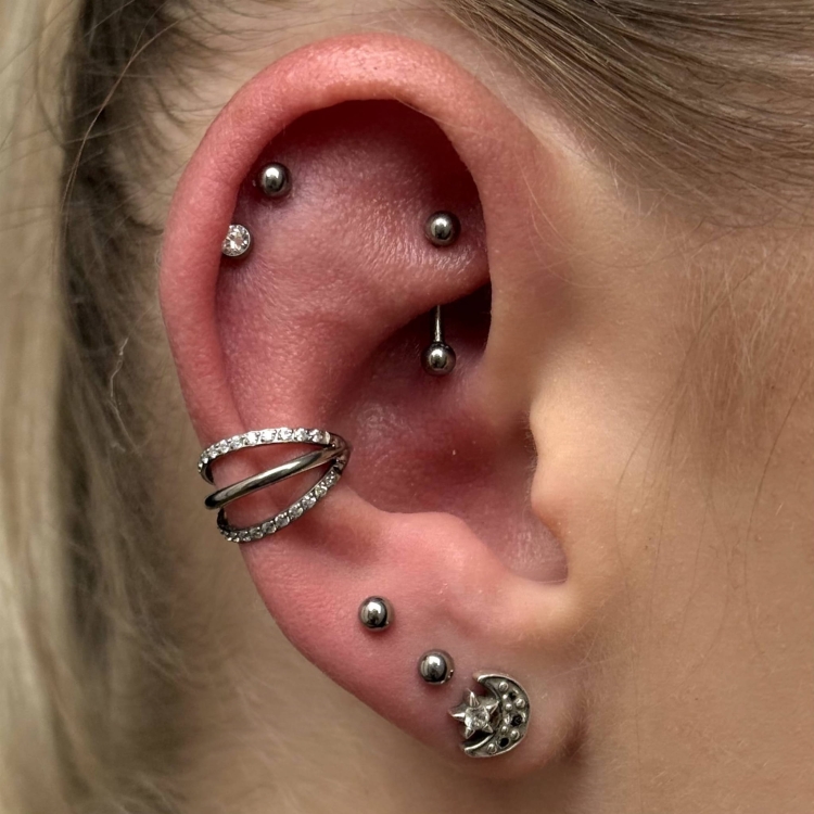 Clicker kółko potrójne rozchylone 2 kryształowe obręcze i gładka - do concha. Kolczyk do piercingu ucha w stylizacji conch