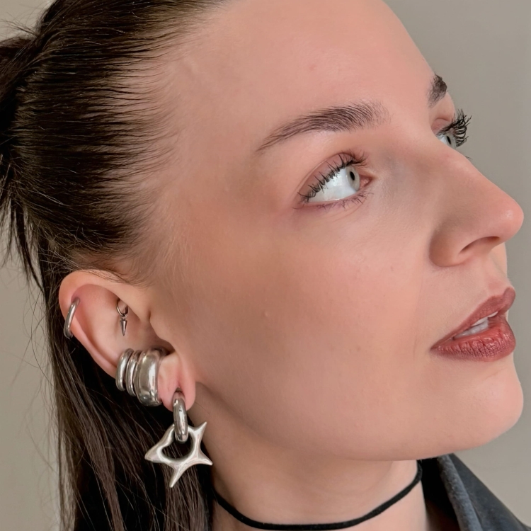 Wiszący stożek kolec ćwiek - tytanowy clicker z zawieszką do przekłucia lobe, rook piercing