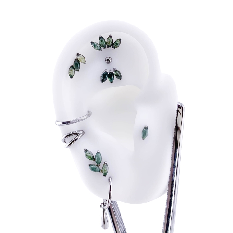 Agat mszysty - kamień płaski - tytanowy ozdobny labret. Kolczyk do piercingu stylizacji ucha. Biżuteria do przekłucia conch flat helix lobe