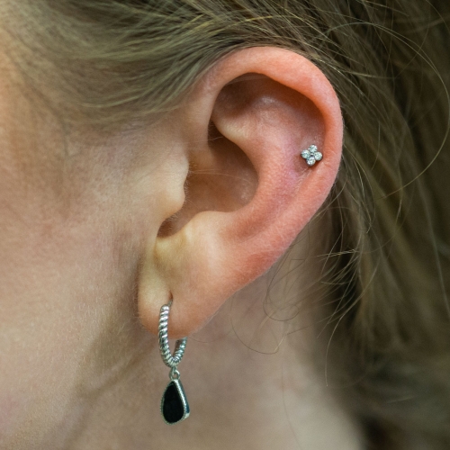 Kwiatek z 4 kryształowymi płatkami - tytanowy ozdobny labret L255 mały/duży  do piercingu