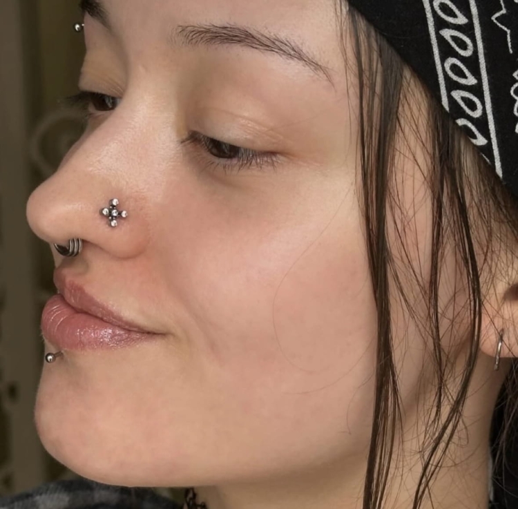 Kryształowy kwiat krzyż tytanowy ozdobny labret. Kolczyk do piercingu nosa, nostrila