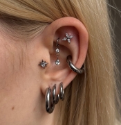 Dwie wiszące cyrkonie - tytanowy clicker z zawieszką. Kolczyk kółko do piercingu ucha rook upper lobe na uchu.