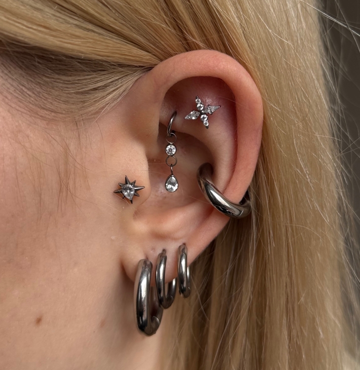 Dwie wiszące cyrkonie - tytanowy clicker z zawieszką. Kolczyk kółko do piercingu ucha rook upper lobe na uchu.