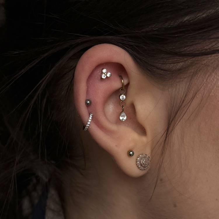 Dwie wiszące cyrkonie - tytanowy clicker z zawieszką. Kolczyk kółko do piercingu ucha rooka złoty upper lobe na uchu.