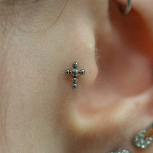 Krzyż z kuleczek tytanowy ozdobny labret kolczyk krzyżyk biżuteria do piercingu tragus