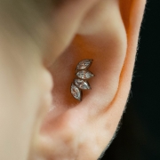 Cluster z 4 dużymi kryształami - tytanowy ozdobny labret. Kryształowy zagięty kolczyk do piercingu conch.