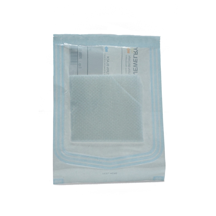 Sterylna gaza z wycięciem serweta do przekłuć dzięki której wydzielisz miejsce zabiegowe