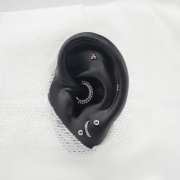 Sterylna gaza z wycięciem serweta do przekłuć dzięki której wydzielisz miejsce zabiegowe na sztucznym uchu