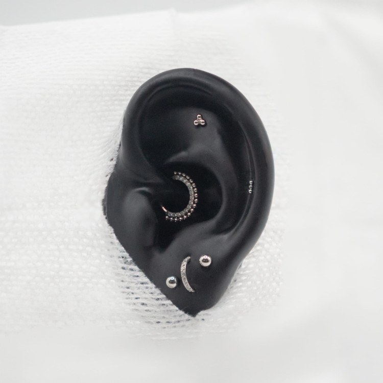 Sterylna gaza z wycięciem serweta do przekłuć dzięki której wydzielisz miejsce zabiegowe na sztucznym uchu