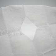 Sterylna gaza z wycięciem serweta do przekłuć dzięki której wydzielisz miejsce zabiegowe