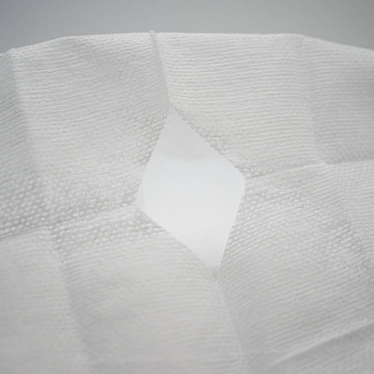 Sterylna gaza z wycięciem serweta do przekłuć dzięki której wydzielisz miejsce zabiegowe