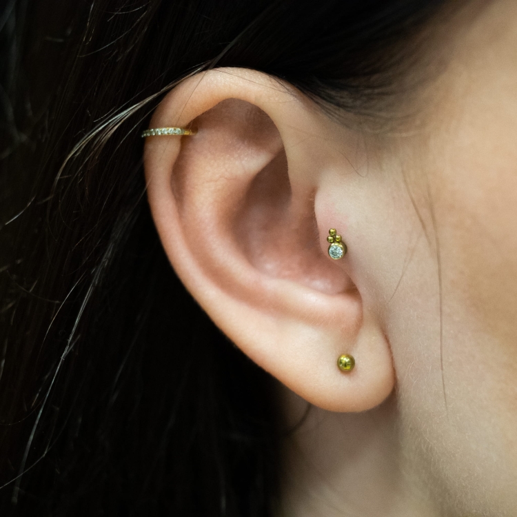 Kryształ z 3 kuleczkami złoty - tytanowy labret. Kolczyk do piercingu ucha tragus, nosa, wargi.