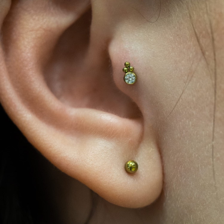 Kryształ z 3 kuleczkami - tytanowy labret. Kolczyk do piercingu ucha tragus, nosa, wargi.