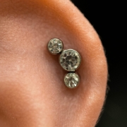 Cluster z 3 różnymi kryształami - tytanowy ozdobny labret. Biżuteria, kolczyk zagięty do piercingu ucha z cyrkoniami - conch, helix, flat, upper lobe.