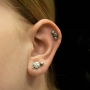 Cluster z 3 różnymi kryształami - tytanowy ozdobny labret. Biżuteria, kolczyk zagięty do piercingu ucha z cyrkoniami - conch, helix, flat, upper lobe.