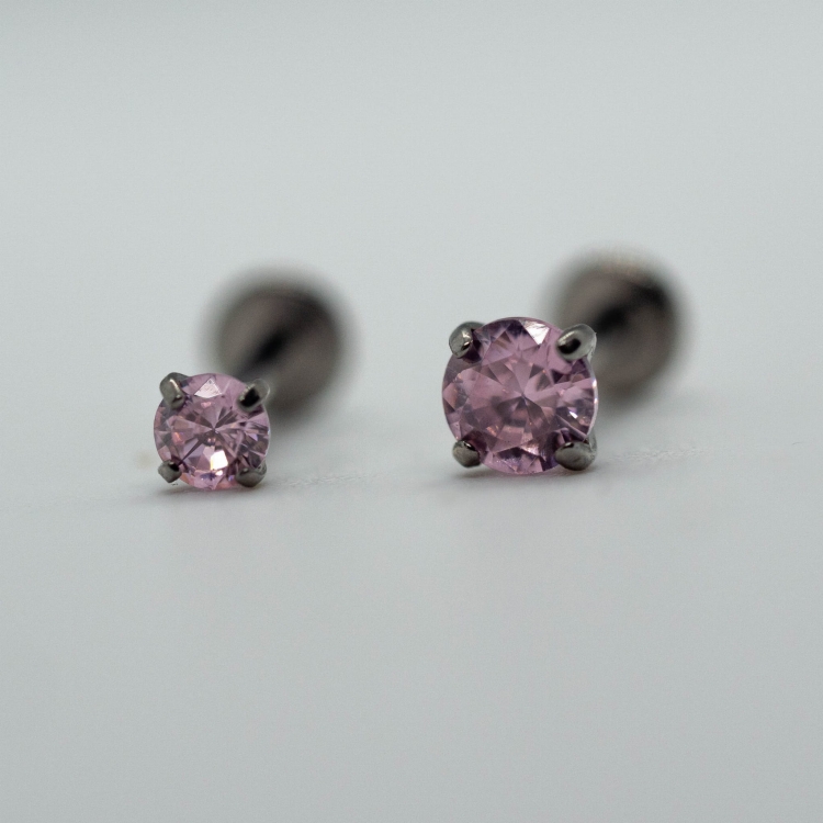 Różowy kryształ w tytanowych szponach - tytanowy ozdobny labret. Wiele rozmiarów.