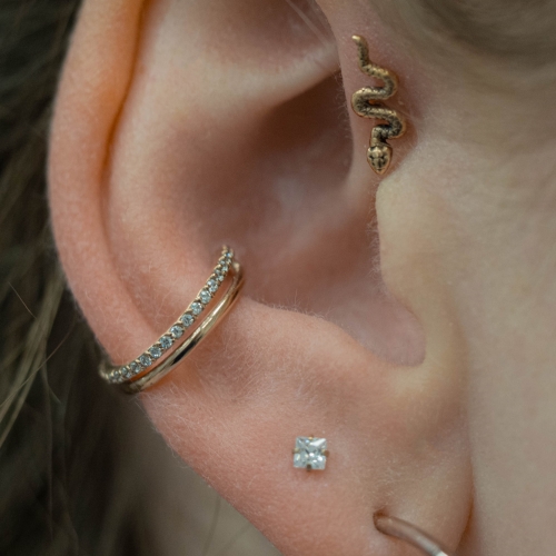 Wąż tytanowy złoty ozdobny labret w kształcie snake. Kolczyk do piercingu ucha - forward helix, flat, upper lobe, conch.