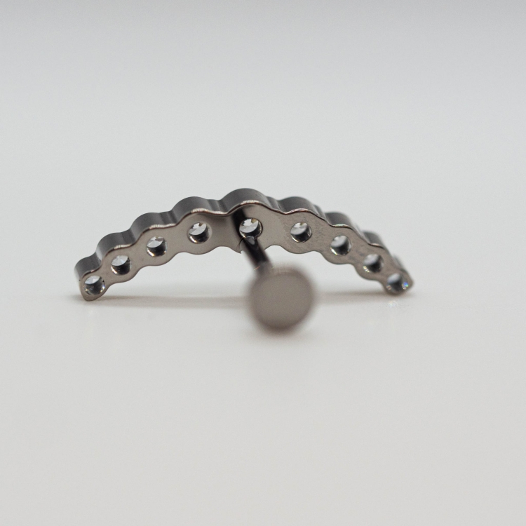 Duży cluster z 9 kryształami - tytanowy ozdobny labret