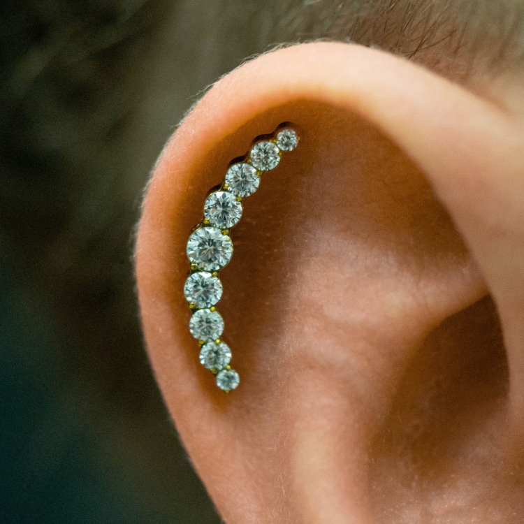 Duży cluster z 9 kryształami - tytanowy ozdobny labret w przekłuciu helix