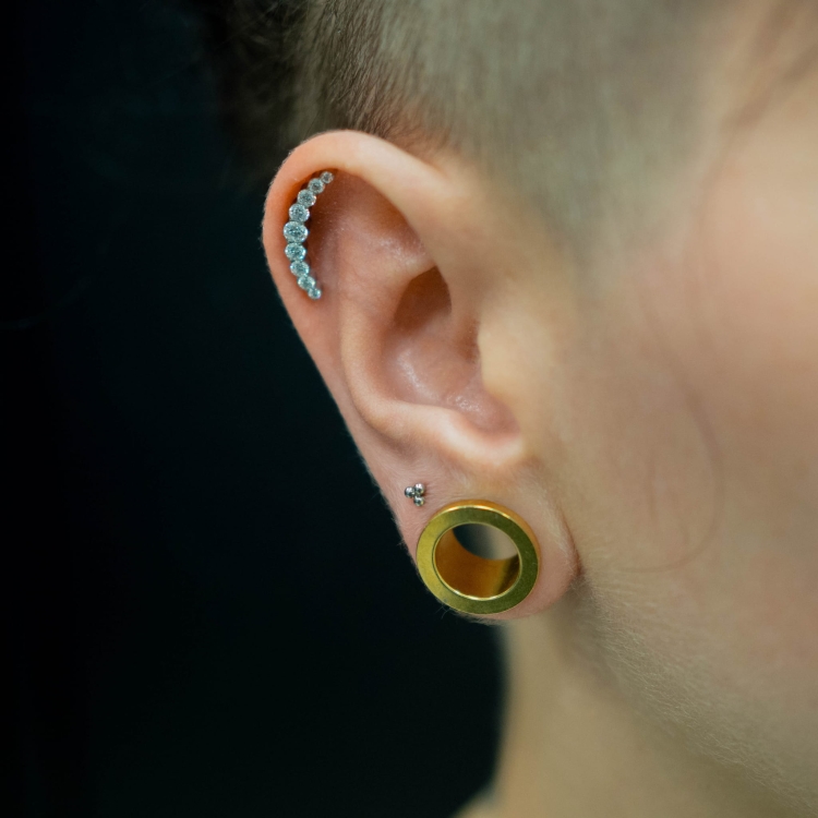 Duży cluster z 9 kryształami - tytanowy ozdobny labret w przekłuciu helix