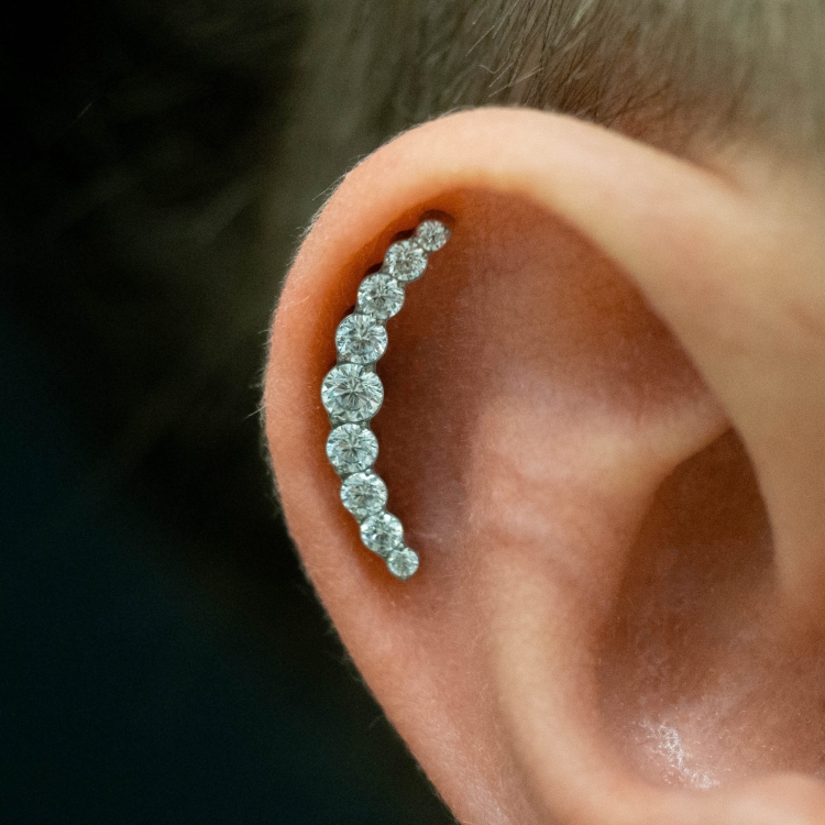 Duży cluster z 9 kryształami - tytanowy ozdobny labret w przekłuciu helix flat