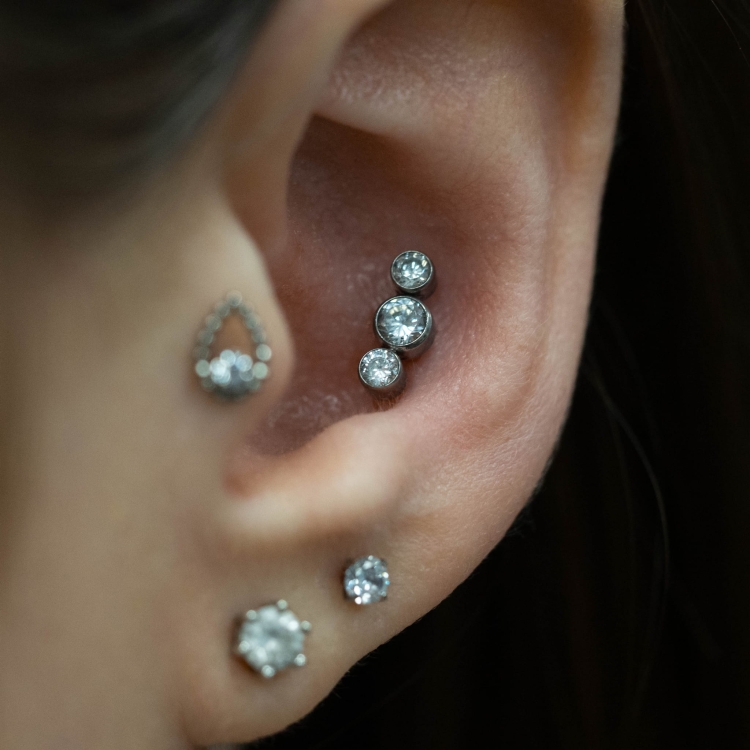 Kryształ otoczony kulkami „łezka" - tytanowy labret do piercingu ucha - tragus.